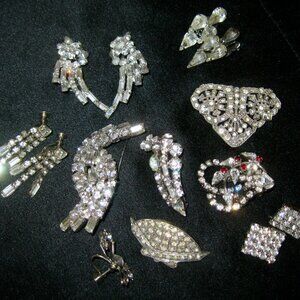 "AN ASSORTMENT OF RHINESTONE PINS, EARRINGS, 1 SHOE PIN, 1 SINGLE EARRING"